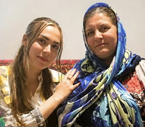 Tayyebeh Nazari mit ihrer Tochter Maryam, die nach Folterungen im Gefängnis starb.